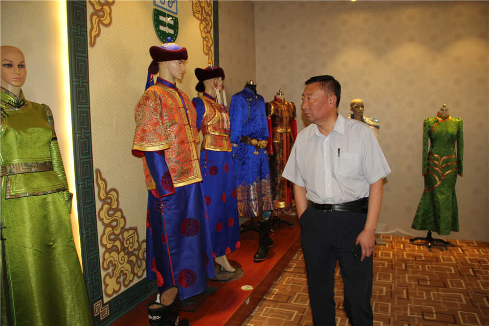 呼和浩特市人大常委會(huì)副主任、市工會(huì)主席斯欽畢力格一行深入內(nèi)蒙古德利源民族服飾有限公司開(kāi)展調(diào)研工作。