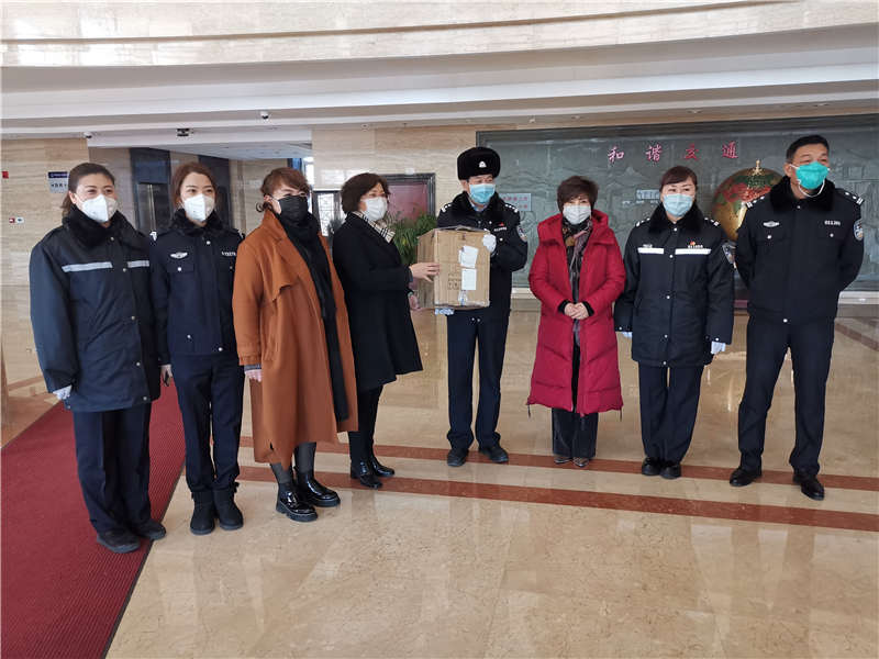 呼市女企業(yè)家商會(huì)慰問(wèn)首府地區(qū)疫情查控一線(xiàn)的交警輔警同志