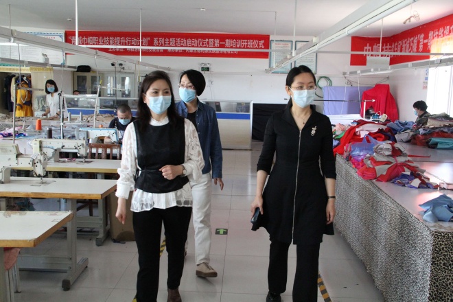 呼市總工會(huì)黨組成員、副主席云娜帶領(lǐng)調(diào)研組深入“德利源”公司開(kāi)展調(diào)研