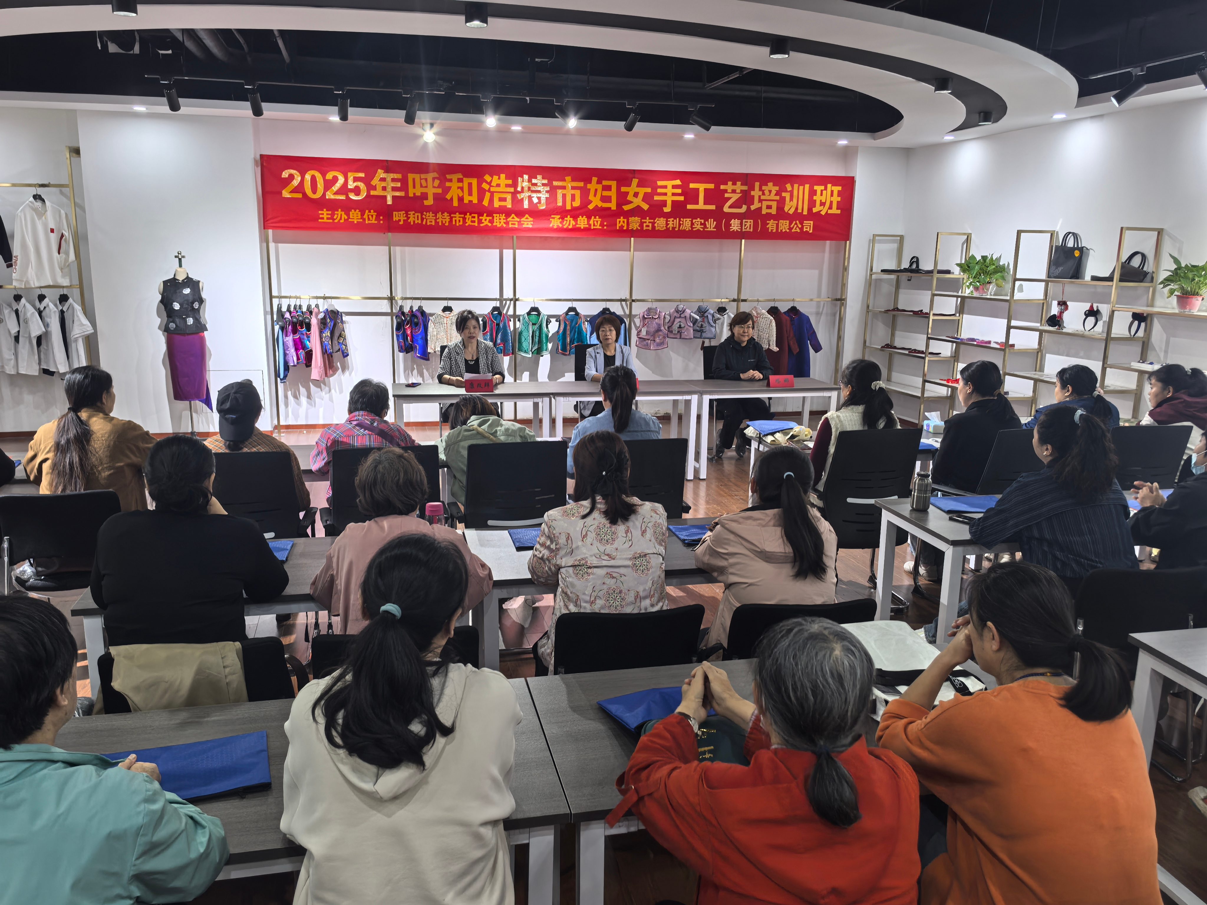 家門口學(xué)技能，靈活就業(yè)有門路！2025年呼和浩特市婦聯(lián)婦女手工藝培訓(xùn)圓滿完成